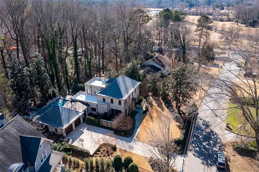 The Home in Georgia is a luxurious home with private resort setting and modern interior now available for sale. This home located at 43 Lake Forrest Ln NE, Atlanta, Georgia; offering 05 bedrooms and 06 bathrooms with 6,354 square feet of living spaces.