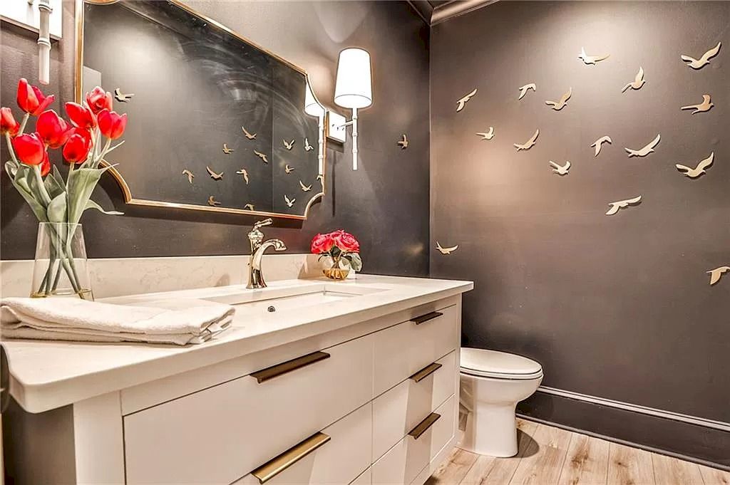 To stand out in the bathroom space, cover the monochrome walls with vivid textures and connect the whole space into a "story". The designer from Georgia anticipated that a monochrome room would be transformed into a "garden" with images of birds and vibrant flowerpots.