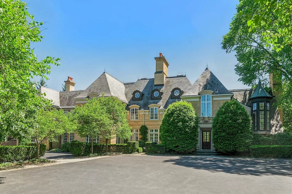 The Home in Illinois is a luxurious home designed by renowned architectural firm of Liederbach & Graham, with attention to authenticity, and classic comfort now available for sale.