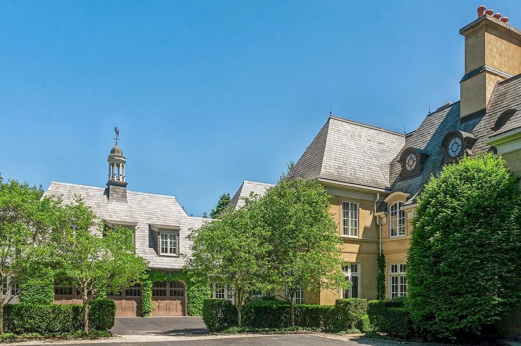 The Home in Illinois is a luxurious home designed by renowned architectural firm of Liederbach & Graham, with attention to authenticity, and classic comfort now available for sale.