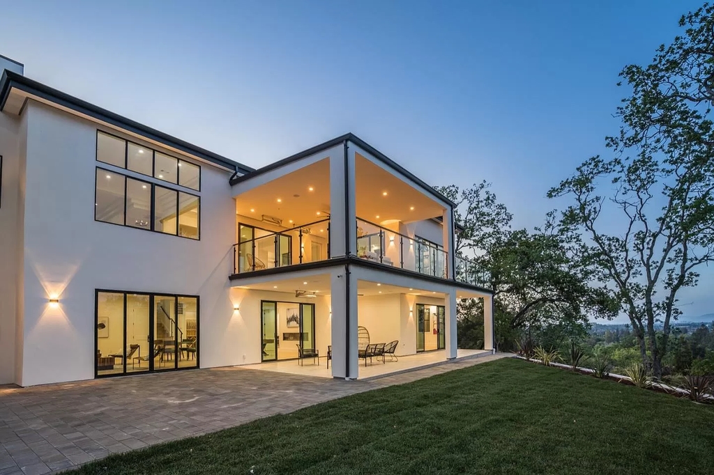 The Home in San Jose is a luxurious modern property has an emphasis on sleekness now available for sale. This home located at 7165 Red Holly Ct, San Jose, California