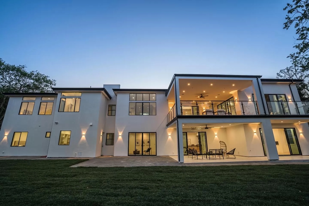 The Home in San Jose is a luxurious modern property has an emphasis on sleekness now available for sale. This home located at 7165 Red Holly Ct, San Jose, California