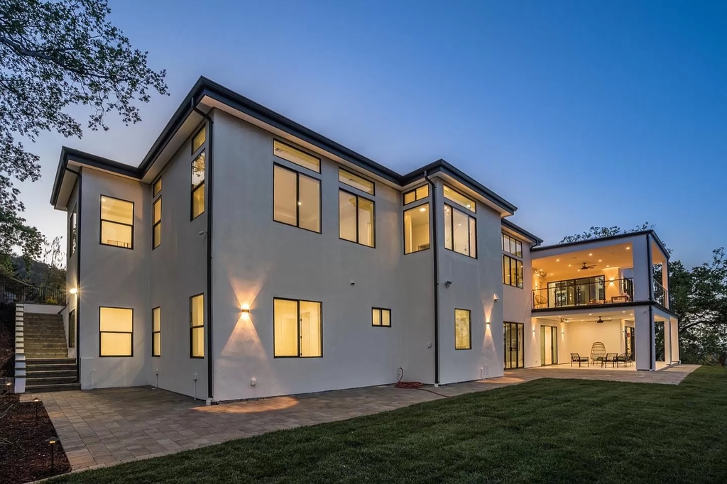 The Home in San Jose is a luxurious modern property has an emphasis on sleekness now available for sale. This home located at 7165 Red Holly Ct, San Jose, California