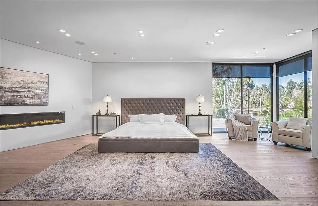 This-7495000-Masterfully-Crafted-Home-in-Tarzana-offers-The-Highest-Degree-of-Style-and-Modern-Conveniences-11