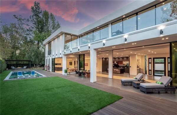 $7,495,000 Masterful home in Tarzana offers the highest degree of style