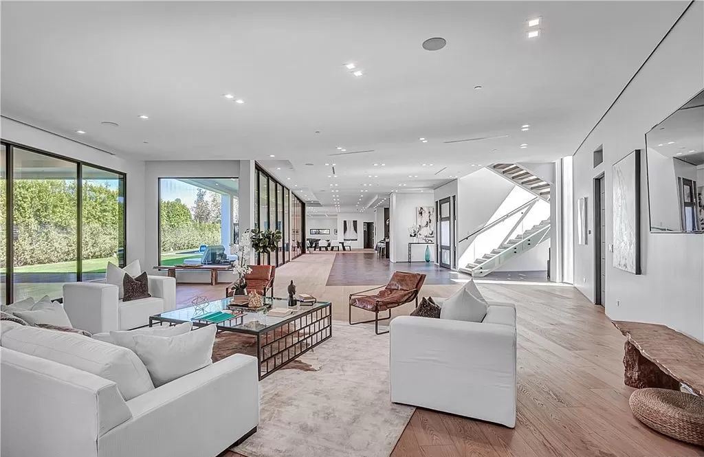 This-7495000-Masterfully-Crafted-Home-in-Tarzana-offers-The-Highest-Degree-of-Style-and-Modern-Conveniences-18