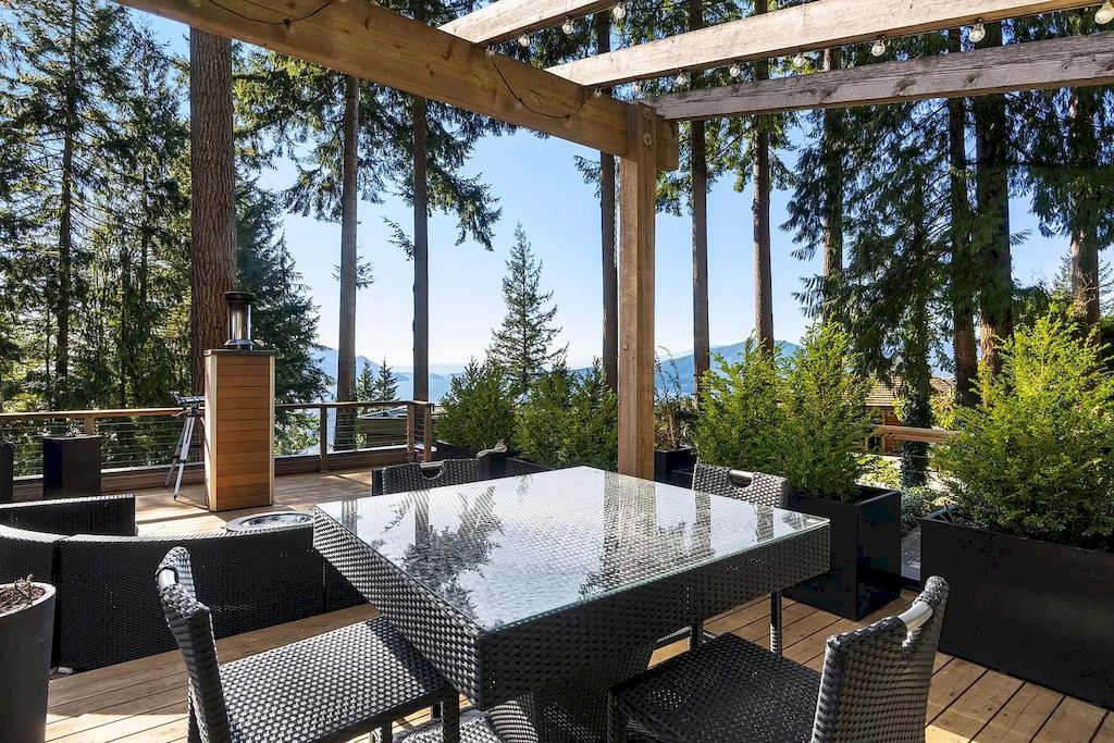 The Home in Lions Bay is a luxurious home with its thoughtful design & quality, organic finishes now available for sale. This home located at 170 Sunset Dr, Lions Bay, BC V0N 2E0, Canada