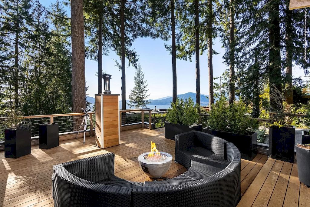 The Home in Lions Bay is a luxurious home with its thoughtful design & quality, organic finishes now available for sale. This home located at 170 Sunset Dr, Lions Bay, BC V0N 2E0, Canada