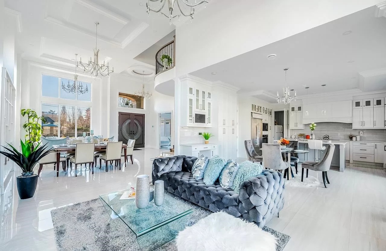 The blue hue of this living room has a very good visual effect. Feeling like the sound of the waves, the white sand of the beach is right in front of your doorstep.