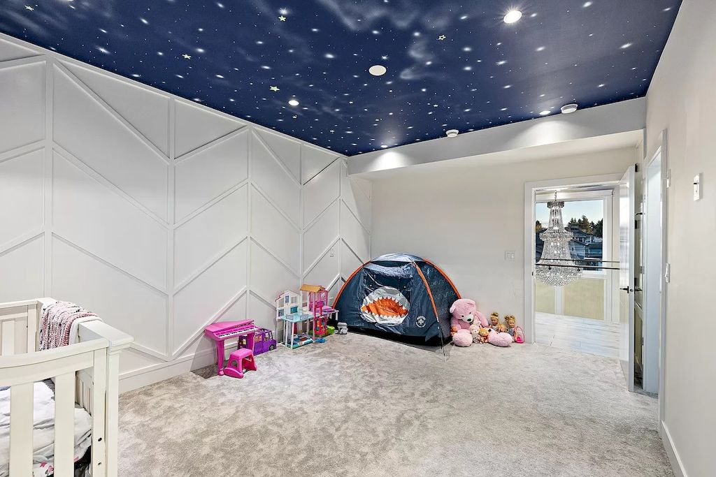 We frequently consider painting our walls, but what if we didn't? What if we painted the ceiling instead? The teal ceiling in this child's bedroom draws the eye upward, giving the impression that the ceiling is higher than it actually is. It also draws attention to the ceiling's architectural details.