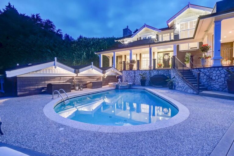 This C$8,998,000 Spectacular Property in West Vancouver Offers Privacy Yet a Sun Filled Sky
