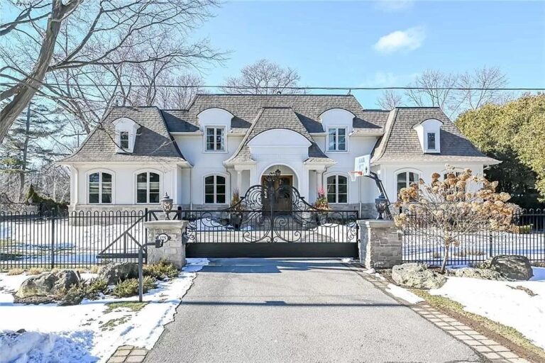 This C$9,400,000 Exceptional House Offers a Blend of Comfort and Elegance in Oakville