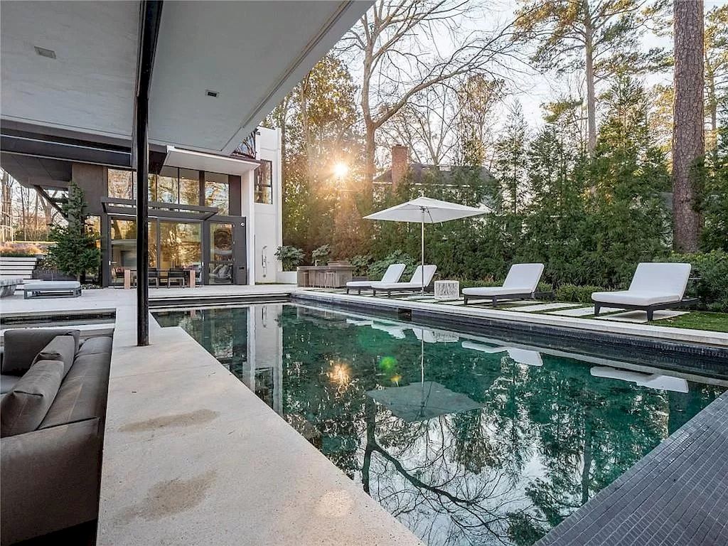 The Home in Georgia is a luxurious home ideal for entertaining inside and outside now available for sale. This home located at 3891 Wieuca Rd NE, Atlanta, Georgia; offering 05 bedrooms and 07 bathrooms with 7,600 square feet of living spaces.