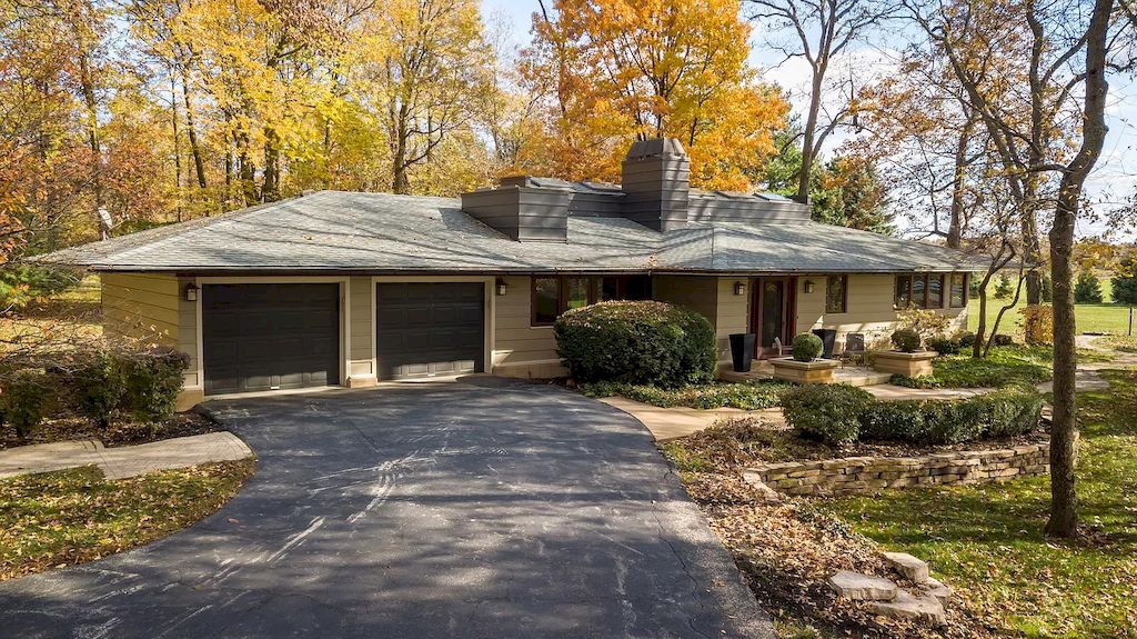 The Home in Illinois is a luxurious home incorporating the best in serenity, security, function and beauty now available for sale. This home located at 165197 Schneider Rd, Elburn, Illinois; offering 06 bedrooms and 07 bathrooms with 6,500 square feet of living spaces.
