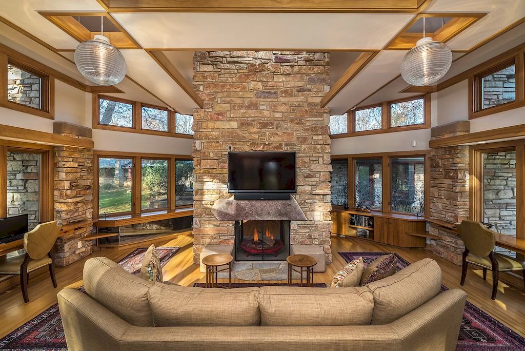 There are a few traditional living room ideas that combine traditional and Japanese styles. The highlight for this living room was created through the use of natural materials such as stone or wooden beams. Ideas for living rooms When the homeowner decided to use a pendant light that was extended from the second floor to the first floor, lighting was also used flexibly and wonderfully. This is not only the source of light, but also the house's main attraction.