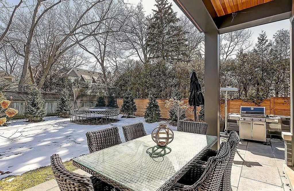 True-Beauty-of-this-C5249000-House-in-Oakville-Goes-beyond-the-Common-Eye-Inside-and-Outside-12