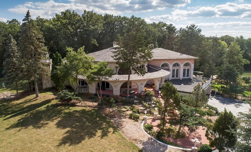 The Home in Illinois is a luxurious home with lush landscaping and one-of-a-kind craftsmanship now available for sale. This home located at 2901 31st St, Oak Brook, Illinois; offering 07 bedrooms and 07 bathrooms with 7,260 square feet of living spaces.