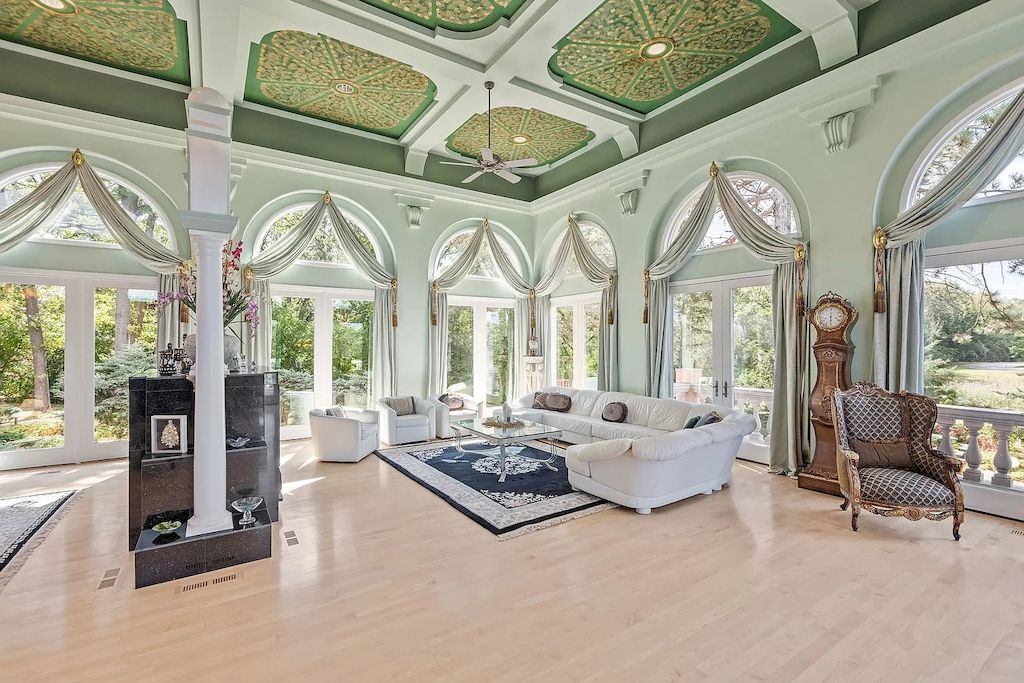 How spacious does this living room appear? Although there are many strong detailed textures in all of the very thick and solid designs, these elements take place in the room without feeling overwhelming. Interlocking beam ceilings create fern green squares. Meanwhile, the main paint color in the living room is pistachio green, which is a cool, gentle tone. It creates a very relaxing environment with a simple color palette.