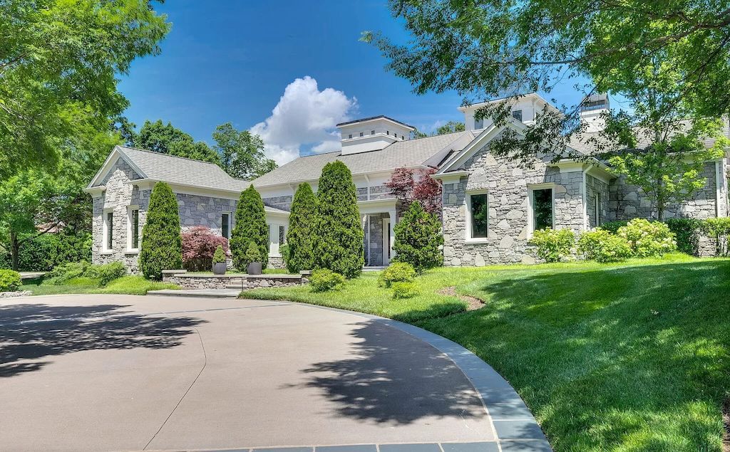 The Home in Tennessee is a luxurious home featuring gorgeous amenities now available for sale. This home located at 7 Colonel Winstead Dr, Brentwood, Tennessee; offering 04 bedrooms and 07 bathrooms with 9,149 square feet of living spaces.