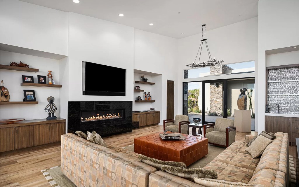 This living room idea is another mix of warm hues. The highlight is the milk tea brown faux leather sofa set in L-shape with fun textures and a low backrest to create a comfortable feeling. The table of burnt brick tones with square motifs is also very matching with this sofa set