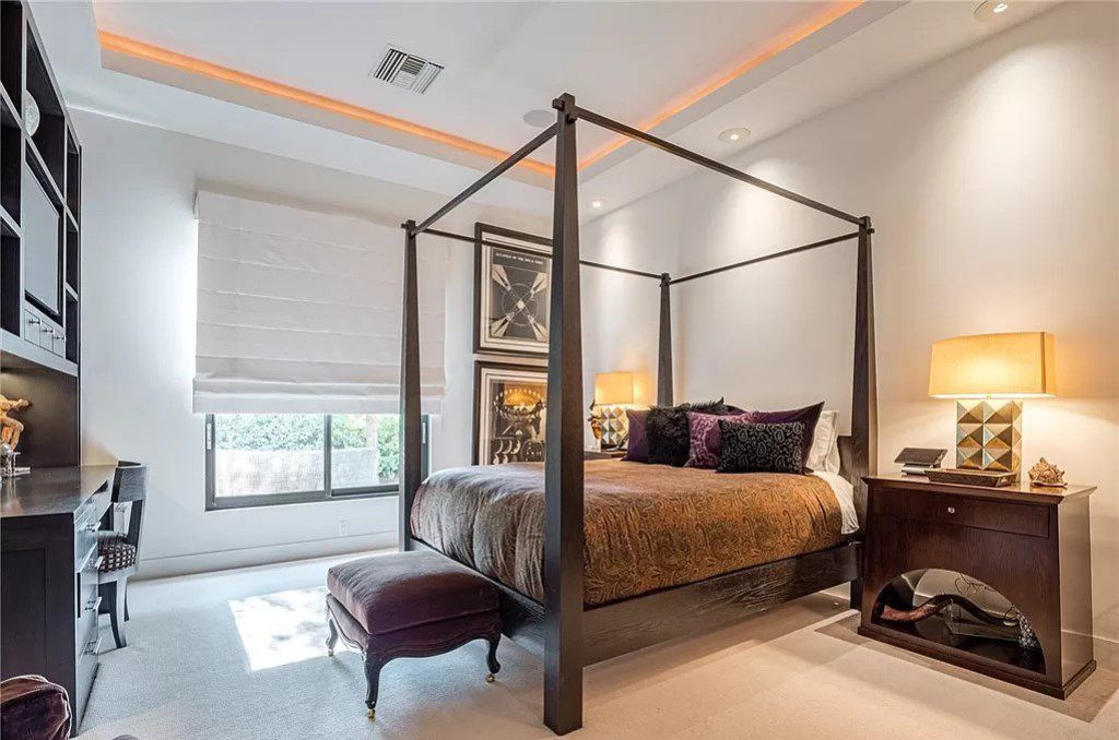 Or if you want the bedroom space to become warmer, you can use the canopy bed with the frame painted brown tones (dark brown or light brown tones all have their own good). Brown tones are also applied easily to other furniture in the room. If you are not sure which color to decide for wall paint to suit the canopy bed that you choose, note to apply a safe solution with white paint or cream paint. It will be the perfect background for this unique canopy bed.