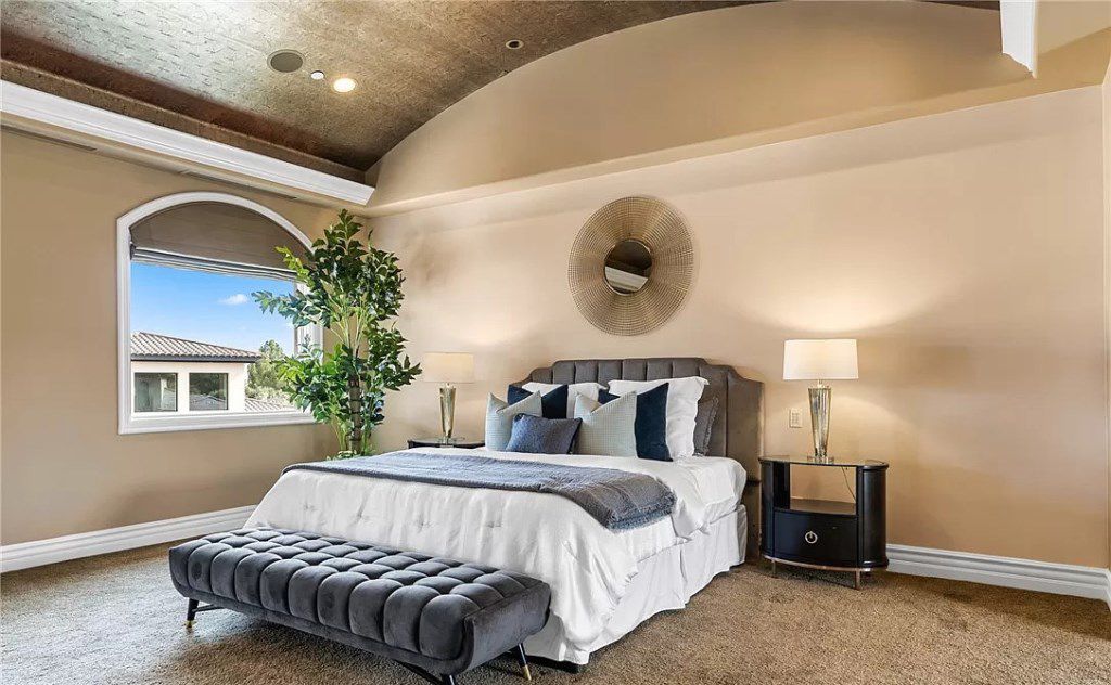 Don't be concerned if you want a one-of-a-kind bedroom in which to express yourself. There are many earth-inspired bedrooms available, but most designers prefer a farmhouse or country style. This is an example of a modern bedroom inspiration design.