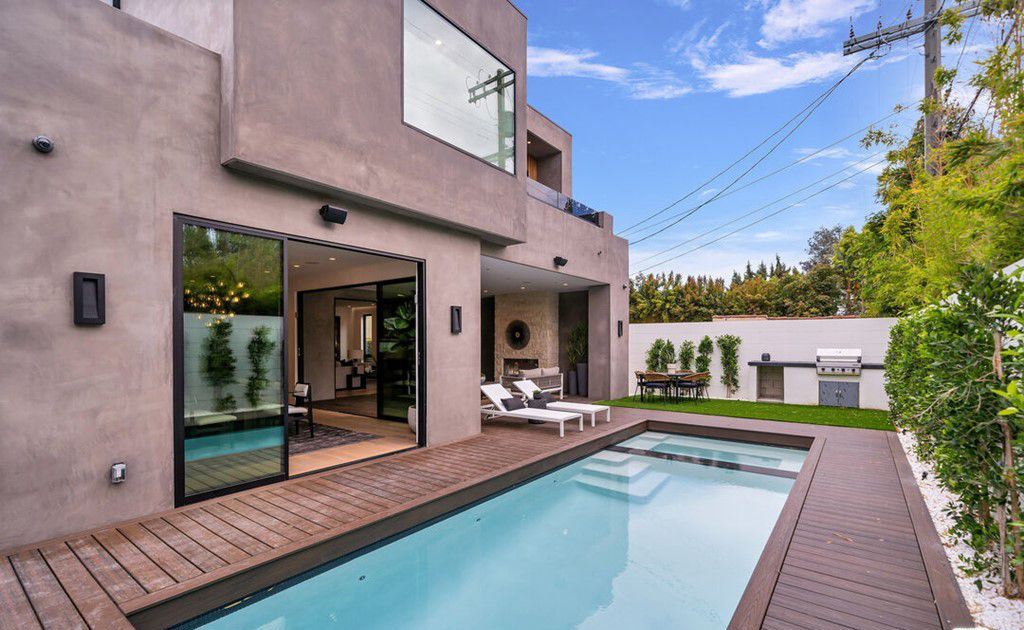 The Beverly Grove Home is a brand new Los Angeles residence with stunning architectural design now available for sale. This home located at 729 N La Jolla Ave, Los Angeles, California