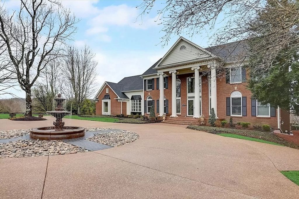 The Home in Tennessee is a luxurious home fully fenced on a manicured lot now available for sale. This home located at 9501 Clovercroft Rd, Franklin, Tennessee; offering 04 bedrooms and 05 bathrooms with 4,250 square feet of living spaces.