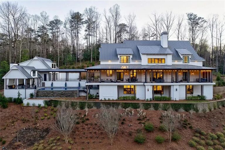 Absolutely Stunning like-new soft Modern Estate on 2 private acres in Georgia