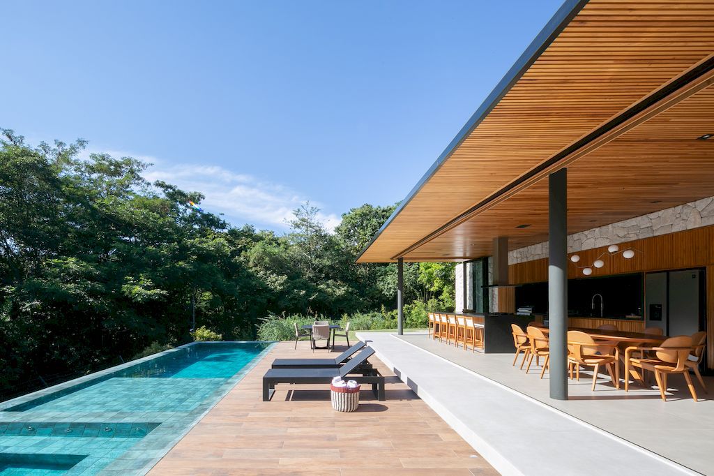 BM Residence Approaches Nature by Belluzzo Martinhao Arquitetos