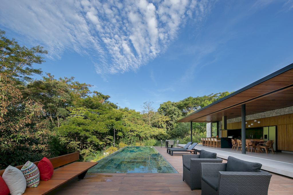 BM Residence Approaches Nature by Belluzzo Martinhao Arquitetos