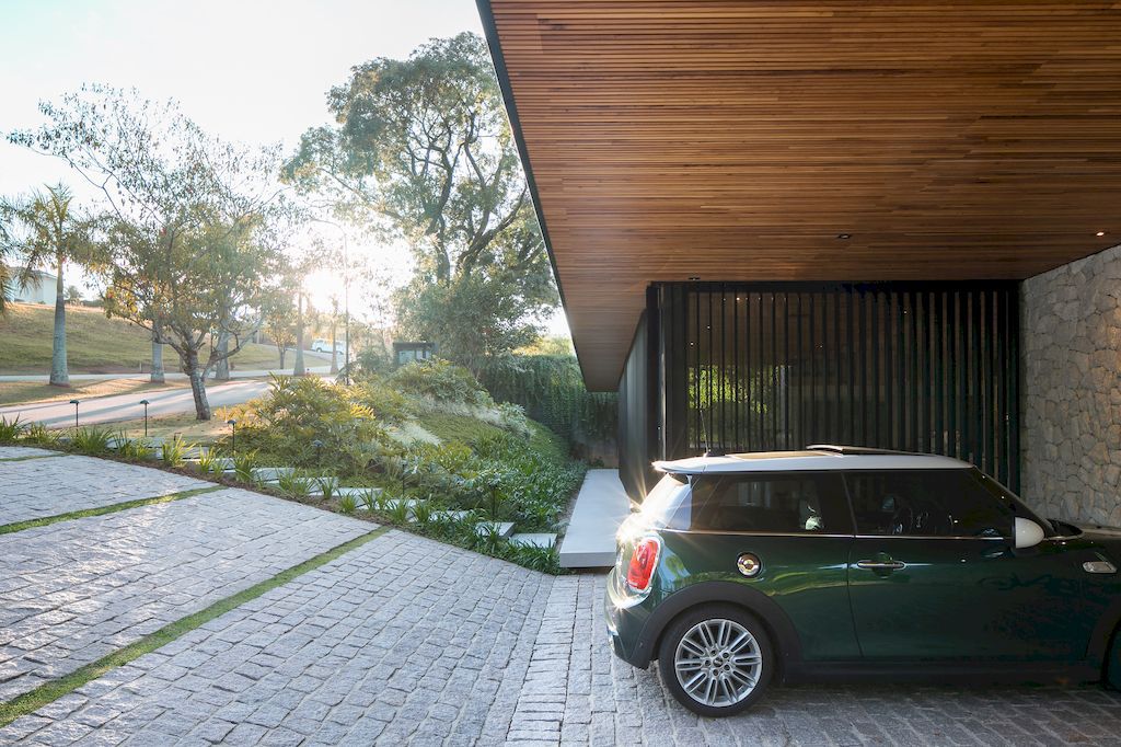 BM Residence Approaches Nature by Belluzzo Martinhao Arquitetos