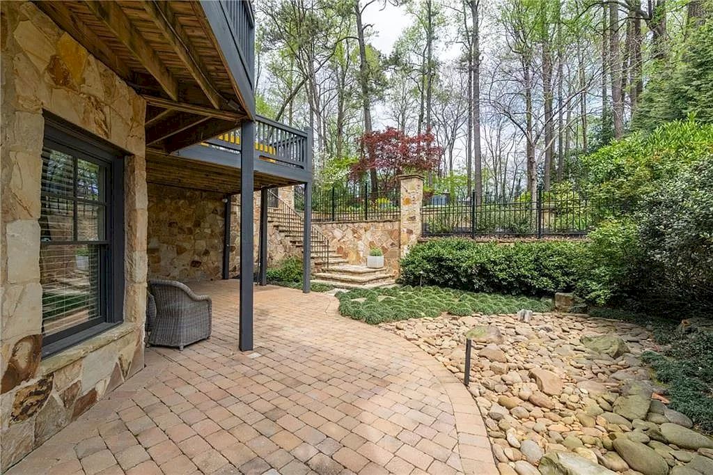 The Estate in Georgia is a luxurious home enjoying a cool and peaceful vibe with outstanding modern lines now available for sale. This home located at 3117 W Roxboro Rd NE, Atlanta, Georgia; offering 06 bedrooms and 06 bathrooms with 5,031 square feet of living spaces. 