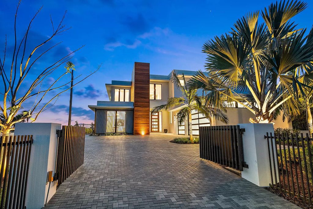 Brand-New-Waterfront-Home-in-Lake-Worth-with-Wide-Intracoastal-Water-Views-hits-The-Market-for-12995000-1