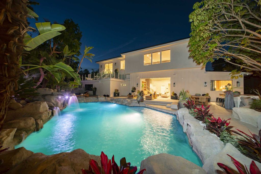 Brilliantly-Renovated-Contemporary-Home-in-Encino-offers-Sophistication-and-Relaxation-for-Sale-at-6299000-2