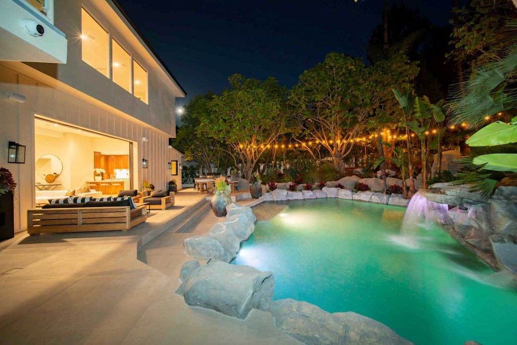 Brilliantly-Renovated-Contemporary-Home-in-Encino-offers-Sophistication-and-Relaxation-for-Sale-at-6299000-23