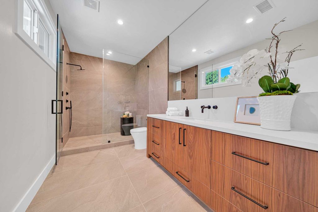 In housing design, choosing the right colors is essential, especially for small indoor spaces like bathrooms. The right color scheme can greatly affect the overall feel of the room. As shown in Small Bathroom Layout Ideas, choosing tiles of the same color for the bathroom floor and backsplash can create the illusion of a more spacious bathroom, the aisles becoming longer and more comfortable.