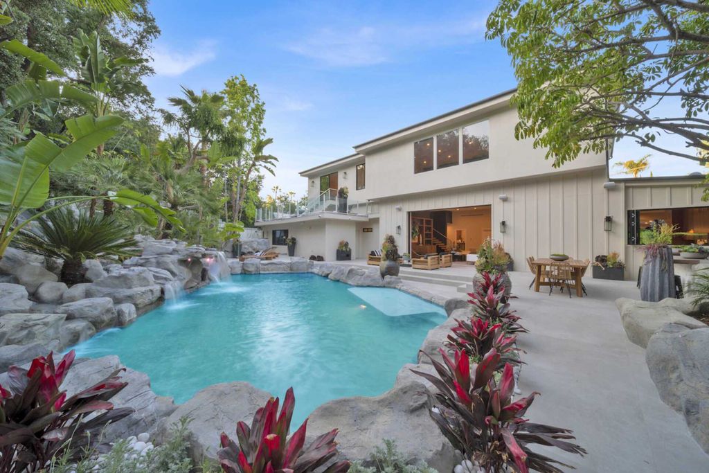 Brilliantly-Renovated-Contemporary-Home-in-Encino-offers-Sophistication-and-Relaxation-for-Sale-at-6299000-7