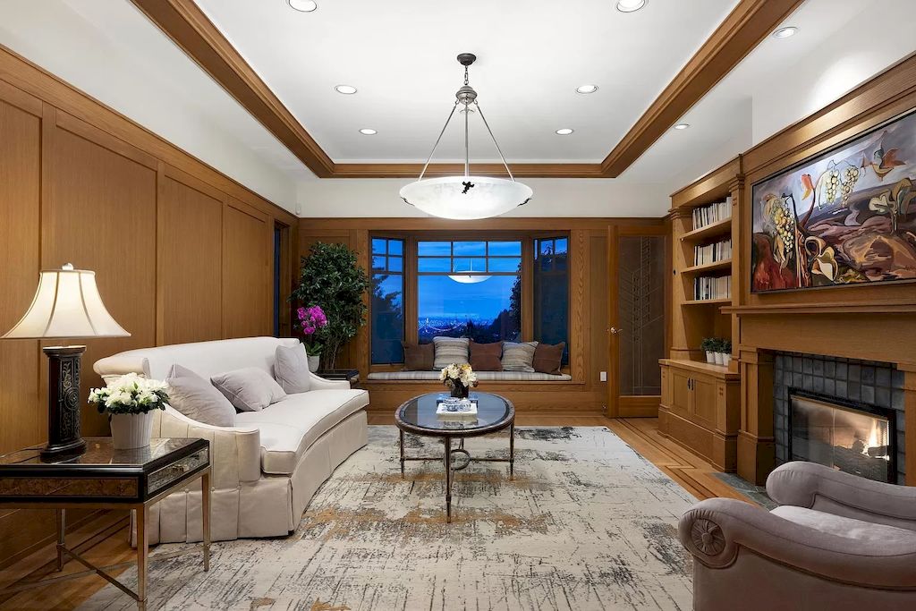 The Residence in West Vancouver offers spectacular views of the city’s downtown skyline and inner harbor, now available for sale. This home located at 707 Eyremount Dr, West Vancouver, BC V7S 2A3, Canada