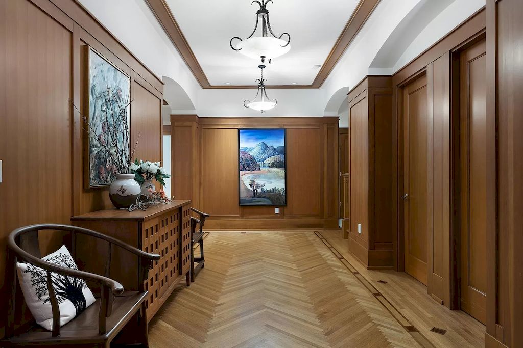 The Residence in West Vancouver offers spectacular views of the city’s downtown skyline and inner harbor, now available for sale. This home located at 707 Eyremount Dr, West Vancouver, BC V7S 2A3, Canada