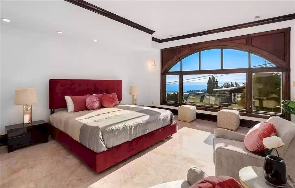 This bedroom comes to life with the use of light and color through focal-effect furniture. The homeowner chooses sweet colors and windows with lots of sunlight to achieve an airy and spacious space while still displaying warmth and closeness.