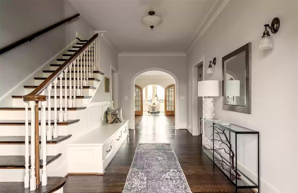 The Estate in Washington is a luxurious home offering a gracious entry foyer, a delightful sunroom and elegant dayrooms now available for sale. This home located at 3328 Cascadia Ave S, Seattle, Washington; offering 05 bedrooms and 05 bathrooms with 6,120 square feet of living spaces.