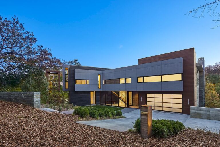 GG House highlights the beautiful landscape by Robert Gurney Architect