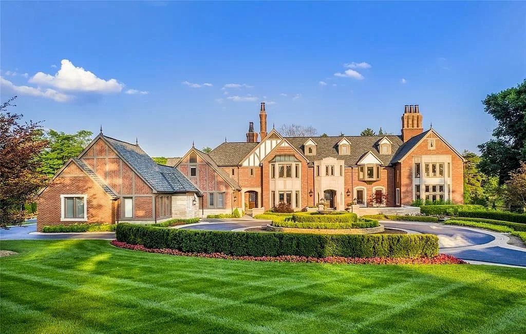 The Home in Michigan is a luxurious home inspired by soothing tones of white and linen with serene lake views, pool and mature tree lines now available for sale. This home located at 570 E Long Lake Rd, Bloomfield Hills, Michigan; offering 05 bedrooms and 09 bathrooms with 10,282 square feet of living spaces.