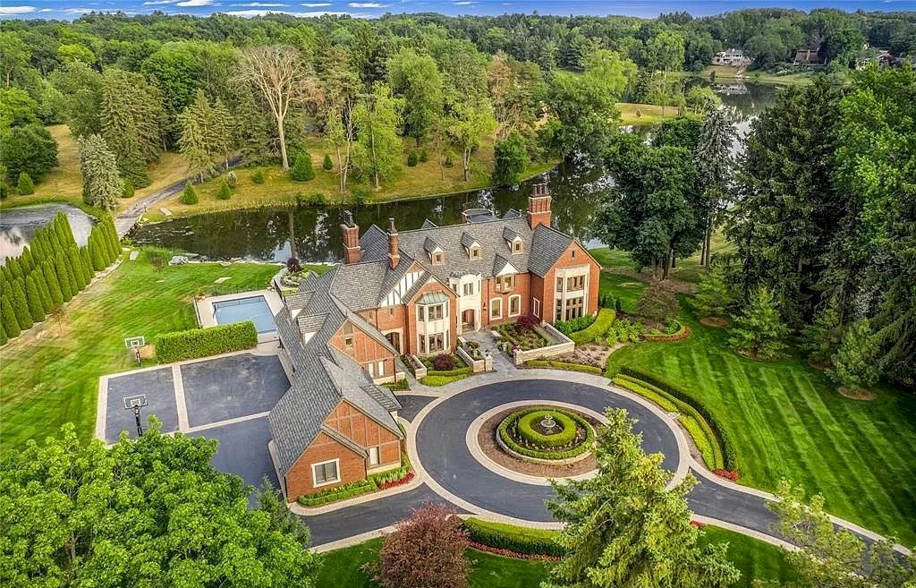 The Home in Michigan is a luxurious home inspired by soothing tones of white and linen with serene lake views, pool and mature tree lines now available for sale. This home located at 570 E Long Lake Rd, Bloomfield Hills, Michigan; offering 05 bedrooms and 09 bathrooms with 10,282 square feet of living spaces.