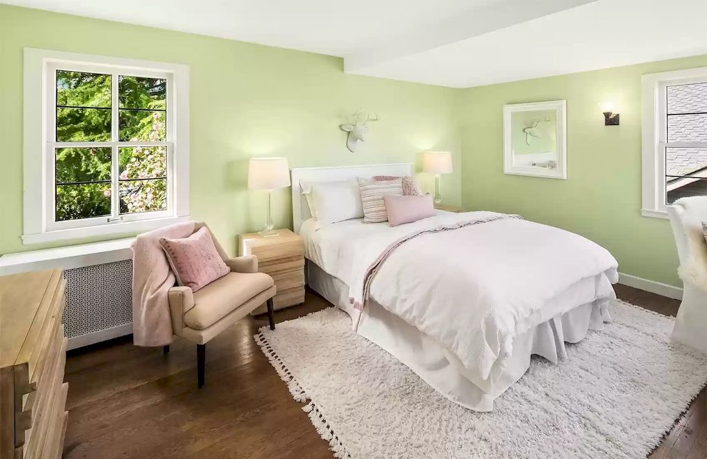 Pastel Green is often preferred to decorate bedrooms with a small area from wall paint to furniture to create the feeling of having a larger space. You should combine pastel green with other bedroom furniture of light colors such as white, cream, and beige to bring the effect of contrast and optimal space expansion, as in the Green Bedroom Ideas above. Summer, no matter how hot, will be swept away when you are curled up in a true, airy, and comfortable pastel green space like this.