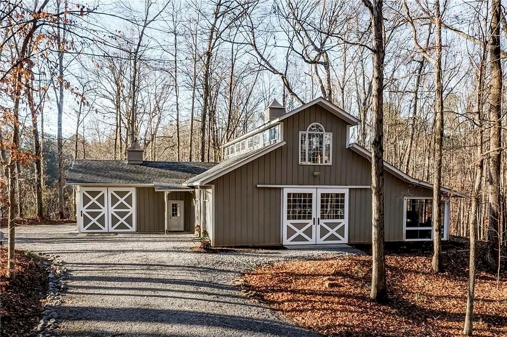 The Estate in Georgia is a luxurious home featuring a large 5 stall horse barn with immense privacy now available for sale. This home located at 400 Five Acre Rd, Milton, Georgia; offering 05 bedrooms and 06 bathrooms with 9,250 square feet of living spaces. 