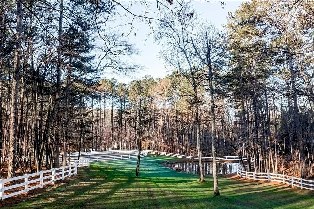 The Estate in Georgia is a luxurious home featuring a large 5 stall horse barn with immense privacy now available for sale. This home located at 400 Five Acre Rd, Milton, Georgia; offering 05 bedrooms and 06 bathrooms with 9,250 square feet of living spaces. 