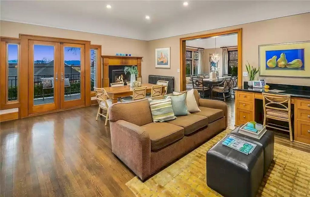 Returning to the beige living room style in the country living room with simple decoration as an example. The colors and patterns on the beige walls and antique wooden furniture tell a quiet story. Natural materials, such as fabric sofas and oak tables, are used to create a peaceful and quiet environment.