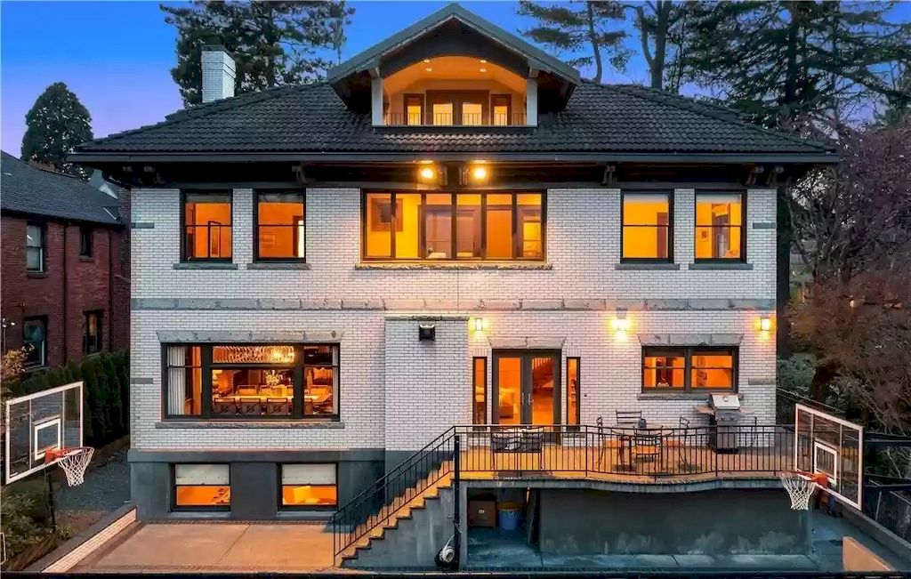 The Estate in Washington is a luxurious home built for perfect gatherings now available for sale. This home located at 1138 22nd Avenue E, Seattle, Washington; offering 06 bedrooms and 04 bathrooms with 6,300 square feet of living spaces. 